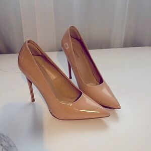 I’m selling these beautiful Nude heels